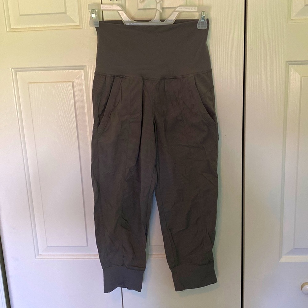 Lululemon joggers 3/4 length Grey, est size 4/6